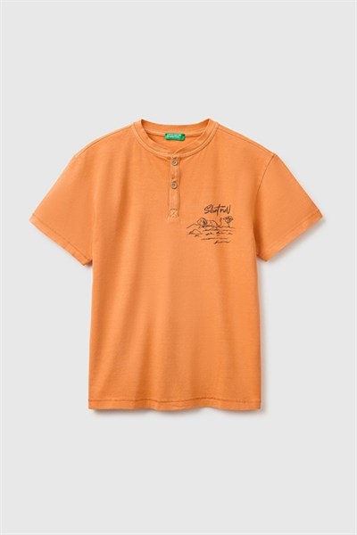 United Colors of Benetton Erkek Çocuk Turuncu Baskı Detaylı Düğmeli Yuvarlak Yaka T-Shirt 6-14 Yaş 