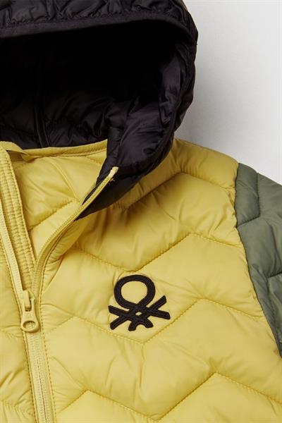 United Colors of Benetton Erkek Çocuk 2TWDCN04V-25K Mont Sarı