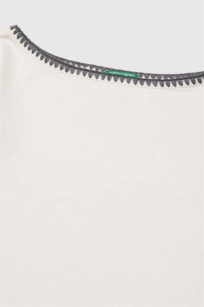 United Colors of Benetton Kız Çocuk Asimetrik Yaka İşleme Detaylı T-Shirt Ekru 6-14 Yaş