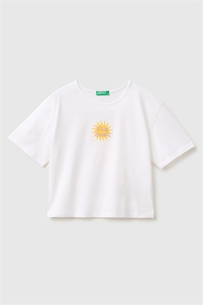 United Colors of Benetton Kız Çocuk Beyaz Ön ve Arka Baskı Detaylı Boncuk İşlemeli Geniş Yaka T-Shirt 6-14 Yaş