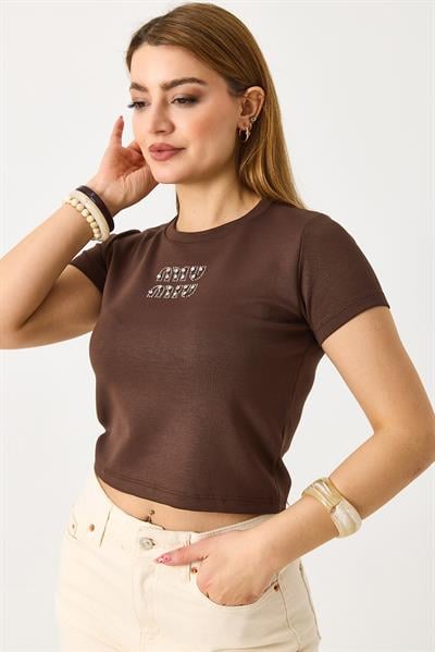 Kadın Kısa Kollu Yazı Baskılı Taşlı Crop Bluz Kahverengi