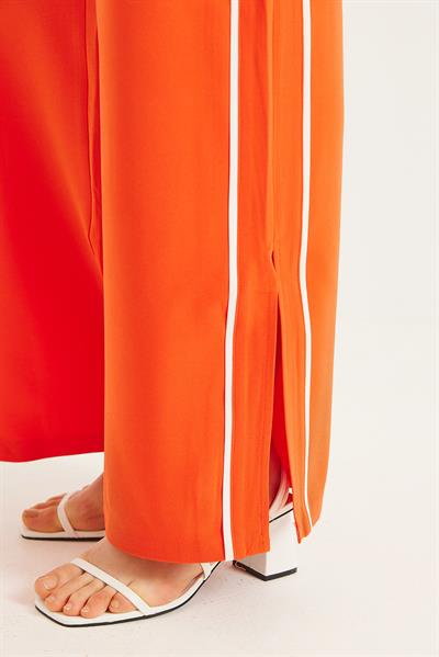 Paça Yırtmaç Detaylı Şeritli Pantolon Turuncu 
