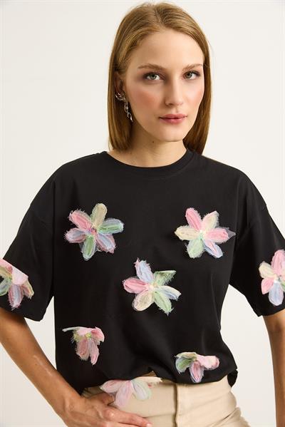 Çiçek Motifli Rahat Kesin Kadın Tshirt Siyah