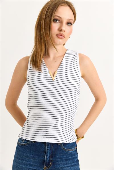 V Yaka Çizgi Desenli Bluz Beyaz