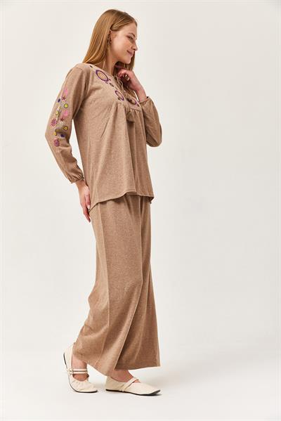 Hera Kumaş Önü ve Kolları İşlemeli İkili Takım Vizon