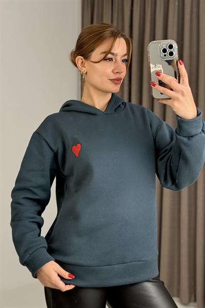 Üç İplik İndigo Kalp Nakışlı Şardonlu Kangru Cepli Kapişonlu Sweat