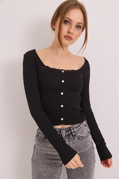 Kare Yaka Dantel Düğme Detaylı Örme Bluz Siyah
