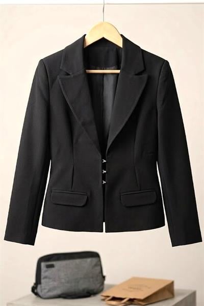 Kadın Metal Kopça Detaylı Kısa Blazer Ceket Siyah