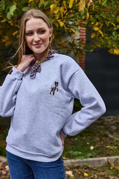 Kadın Fular Detaylı Ceylan Nakışlı Üç İplik Şardonlu Sweatshirt Gri