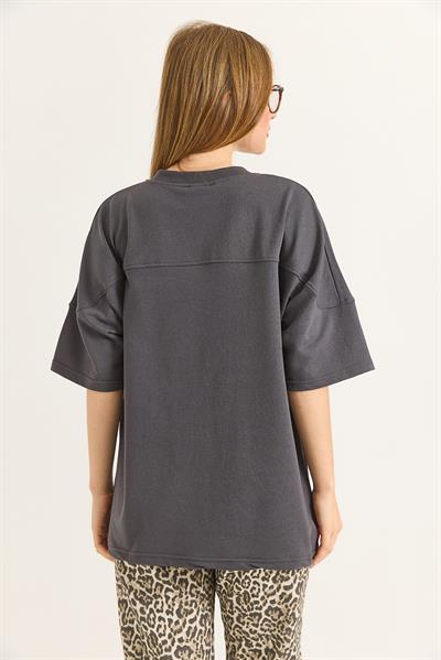 V Yaka Baskı Detaylı Rahat Kalıp Tshirt  Füme