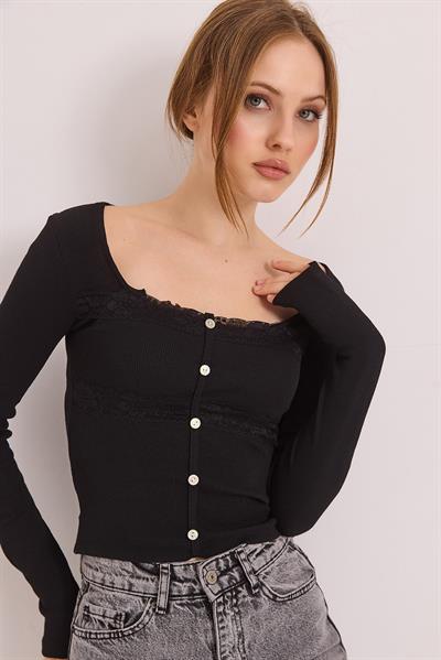 Kare Yaka Dantel Düğme Detaylı Örme Bluz Siyah