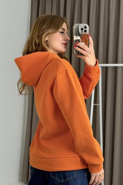 Üç İplik Turuncu Kalp Nakışlı Şardonlu Kangru Cepli Kapişonlu Sweat