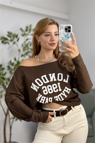 Kayık Yaka Viskon London Baskılı  Uzun Kollu Tshirt Kahve