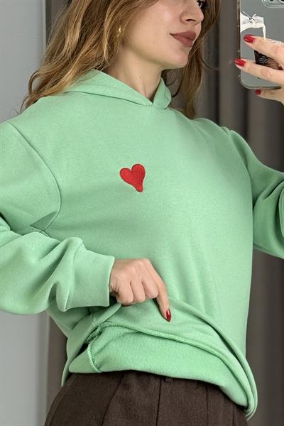 Üç İplik Su Yeşili Kalp Nakışlı Şardonlu Kangru Cepli Kapişonlu Sweat