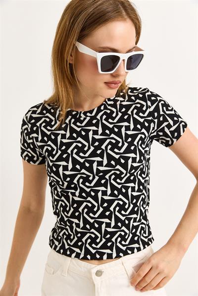 Desenli Kısa Kollu Siyaz Beyaz Bluz