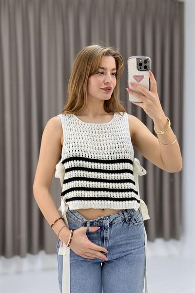 Yandan Bağlamalı Sİyah Beyaz Triko Yelek