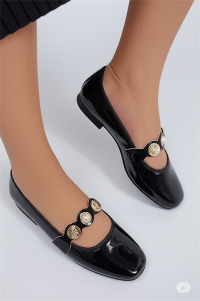 Aksesuar Detaylı Rugan Kadın Babet Siyah