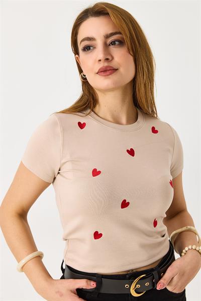 Kadın Kısa Kollu Kırmızı Kalp Baskılı Krem