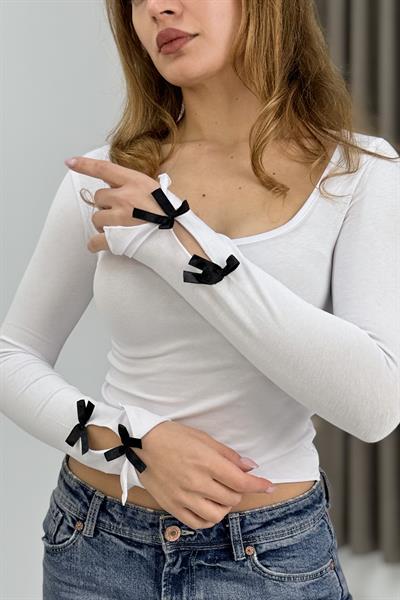 Kare Yaka Kolları Fiyonk Detaylı Bluz Beyaz