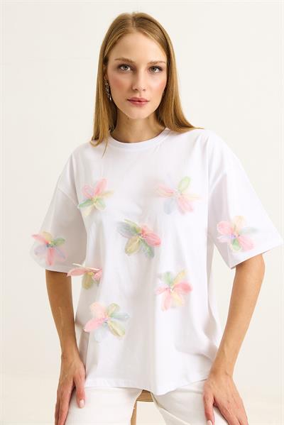 Çiçek Motifli Rahat Kesin Kadın Tshirt Beyaz