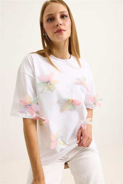 Çiçek Motifli Rahat Kesin Kadın Tshirt Beyaz