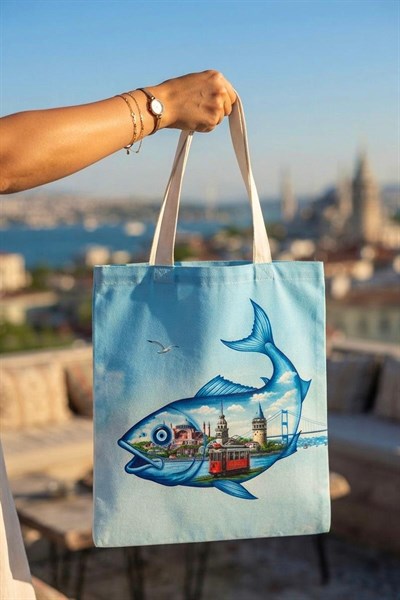 Kadın İstanbul Temalı Balık Desenli 40X32 Ölçülü Bez Omuz Çantası Açık Mavi