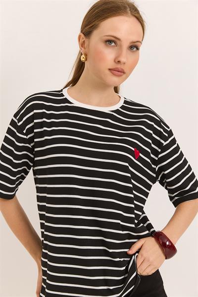 Kalp Nakışlı Yumuşak Dokulu Rahat Kalıp Örme Viskon Tshirt Siyah