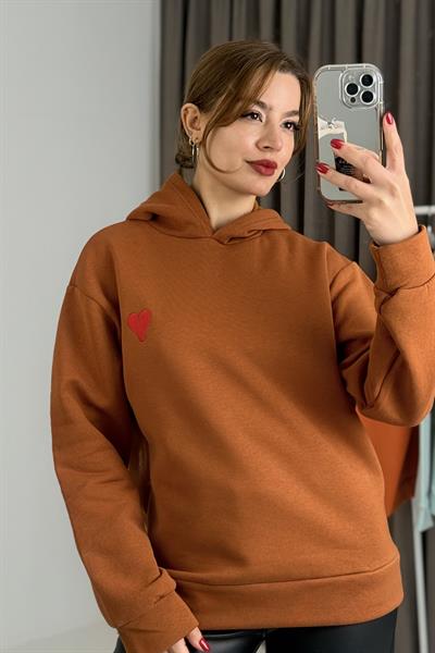 Üç İplik Kiremit Kalp Nakışlı Şardonlu Kapişonlu Sweat