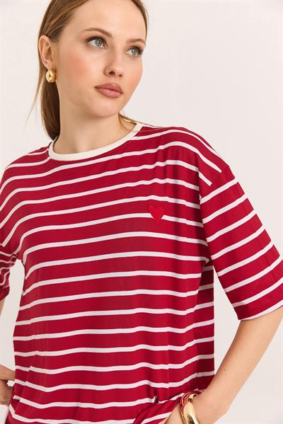 Kalp Nakışlı Yumuşak Dokulu Rahat Kalıp Örme Viskon Tshirt Kırmızı