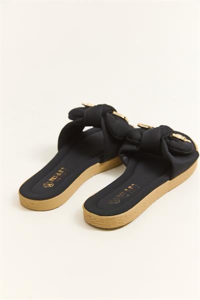 Fiyonk Model Aksesuarlu Rahat Taban Terlik Siyah