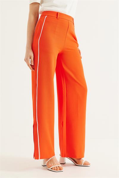 Paça Yırtmaç Detaylı Şeritli Pantolon Turuncu 