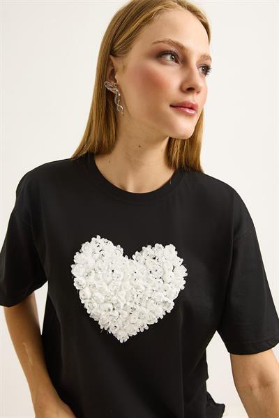 Kalp Detaylı Bisiklet Yaka Kadın Tshirt Siyah