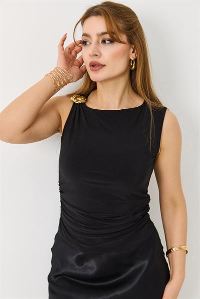 Kadın Toka Detaylı Sıfır Kol Bisiklet Yaka Beli Büzgülü Bluz Siyah