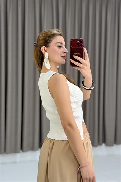 Hafif Yırtmaçlı Tasarım Yaka Triko Bluz Bej