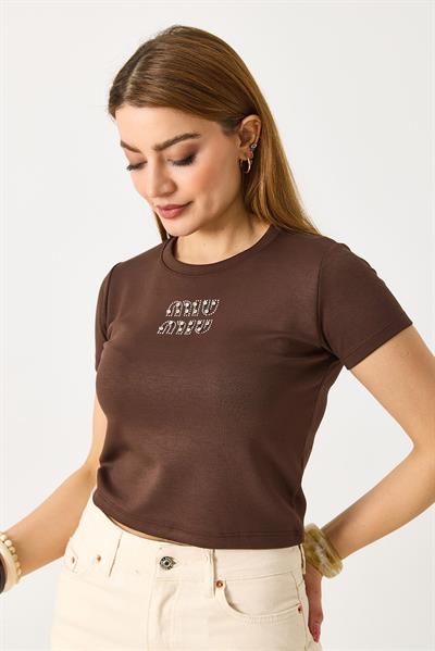 Kadın Kısa Kollu Yazı Baskılı Taşlı Crop Bluz Kahverengi