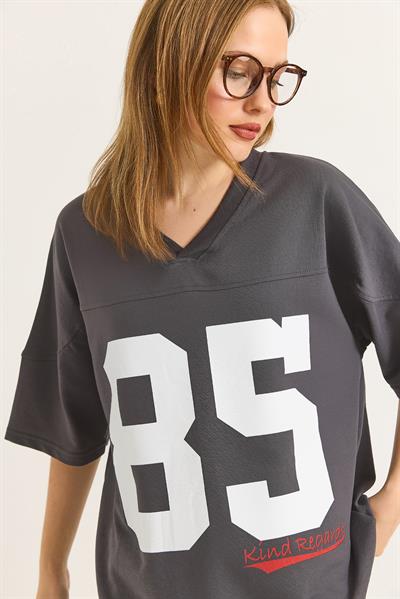V Yaka Baskı Detaylı Rahat Kalıp Tshirt  Füme