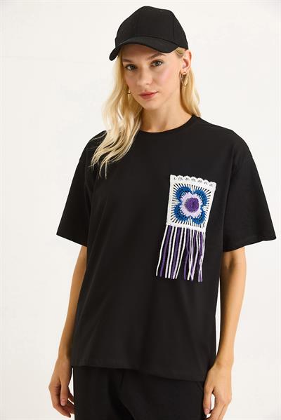 Püsküllü Mavi Nakışlı Bisiklet Yaka Basic Tshirt Siyah 