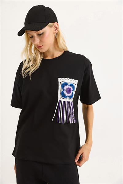 Püsküllü Mavi Nakışlı Bisiklet Yaka Basic Tshirt Siyah 