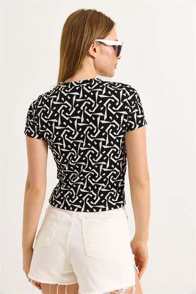 Desenli Kısa Kollu Siyaz Beyaz Bluz