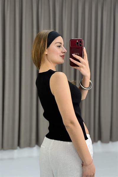 Hafif Yırtmaçlı Tasarım Yaka Triko Bluz Siyah