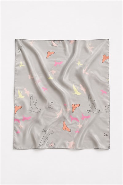 Kelebek Figürlü Şifon 45X45 Ölçülü Fular Gri