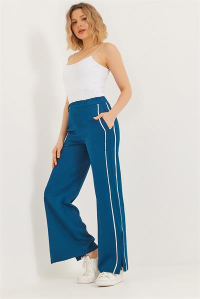 Paça Yırtmaç Detaylı Şeritli Pantolon Petrol