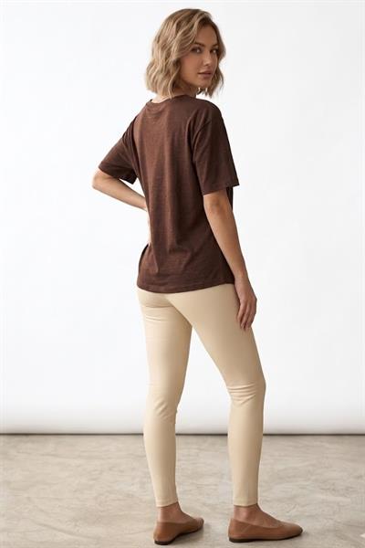 Kadın V Yaka Eteği Oval Kesim Kısa Kol Tshirt Kahverengi