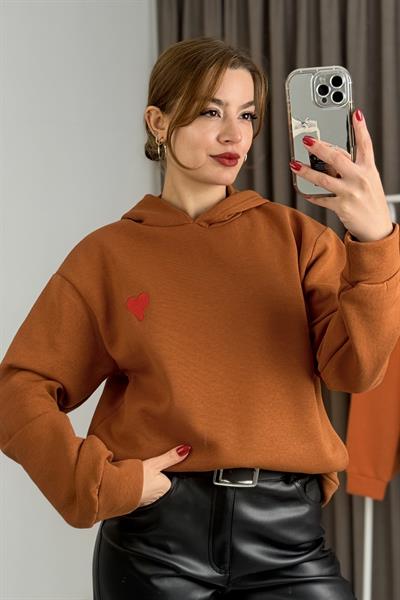Üç İplik Kiremit Kalp Nakışlı Şardonlu Kapişonlu Sweat