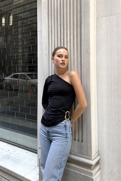 Yanı Aksesuar Detaylı Tek Omuz Bluz Siyah