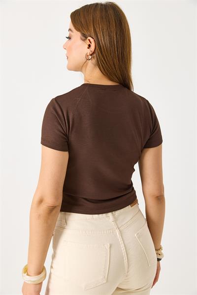 Kadın Kısa Kollu Yazı Baskılı Taşlı Crop Bluz Kahverengi