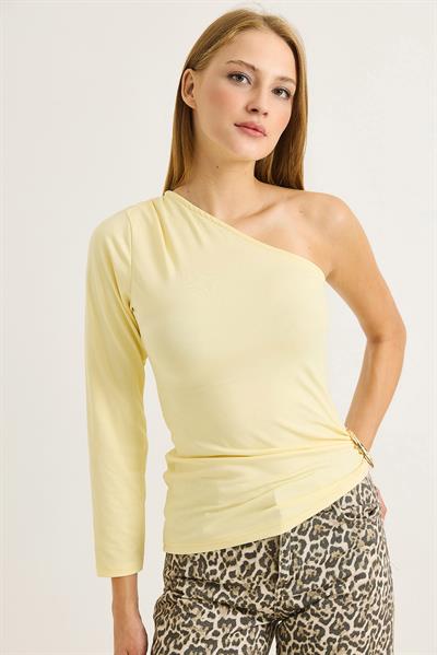 Kadın Yanı Aksesuar Detaylı Tek Omuz Bluz Sarı
