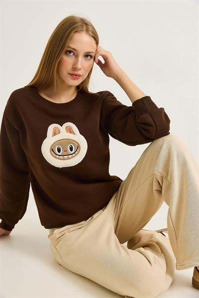 Kadın Labubu İşlemeli Üç İplik Sweatshirt Kahverengi
