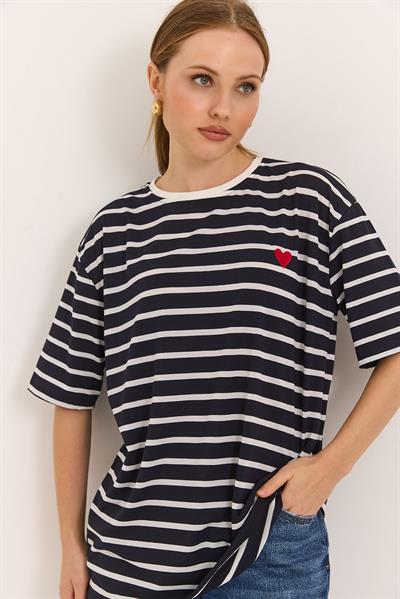 Kalp Nakışlı Yumuşak Dokulu Rahat Kalıp Örme Viskon Tshirt Lacivert