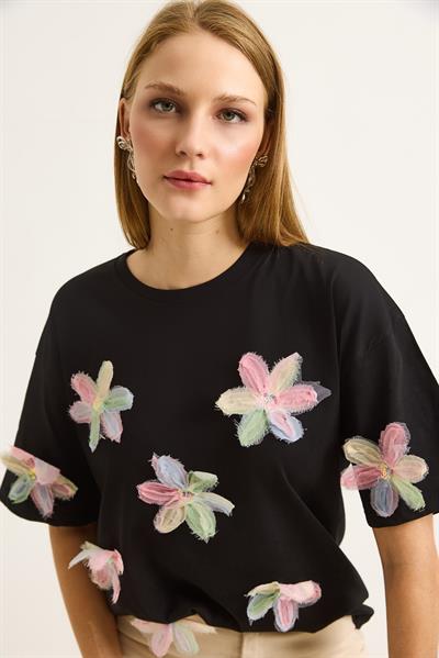 Çiçek Motifli Rahat Kesin Kadın Tshirt Siyah